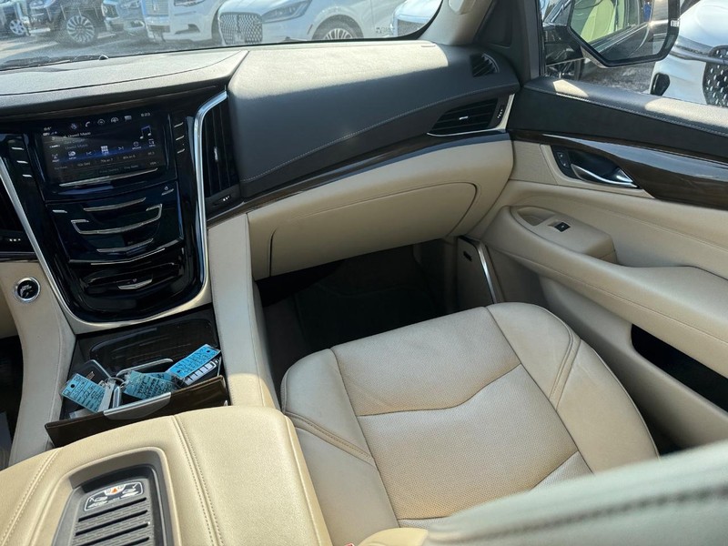 Cadillac Escalade Vehicle Full-screen Gallery Image 19