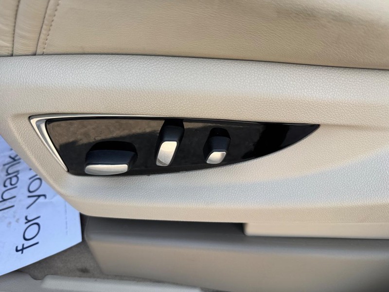 Cadillac Escalade Vehicle Full-screen Gallery Image 20