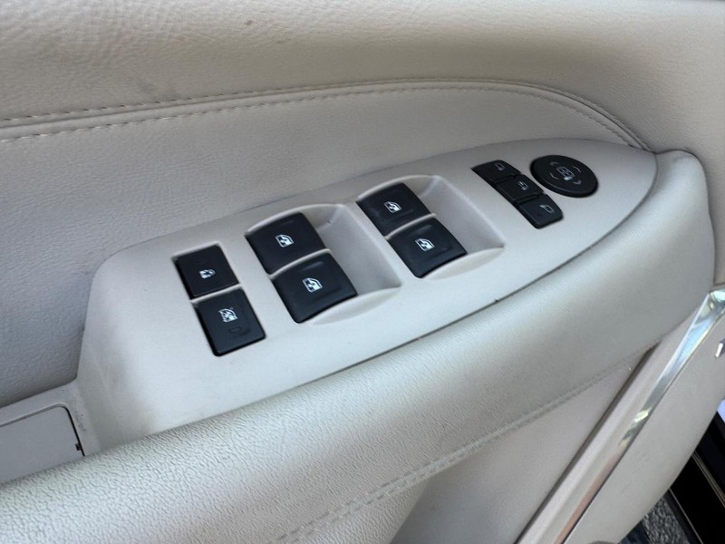 Cadillac Escalade Vehicle Full-screen Gallery Image 21