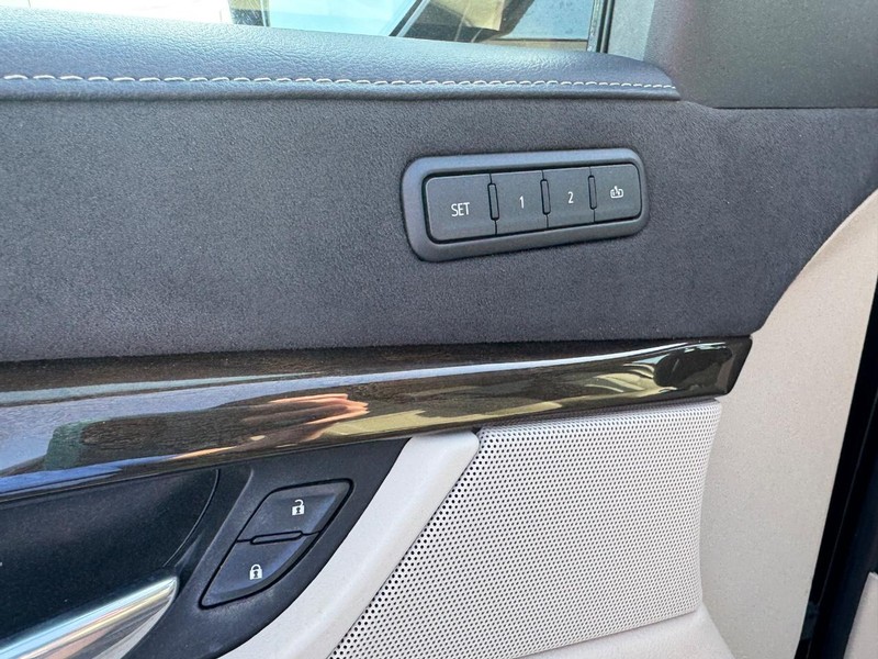 Cadillac Escalade Vehicle Full-screen Gallery Image 22