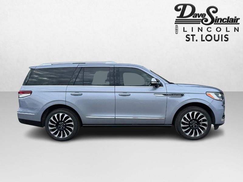 Lincoln Navigator Vehicle Full-screen Gallery Image 04