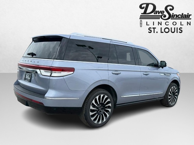 Lincoln Navigator Vehicle Full-screen Gallery Image 05