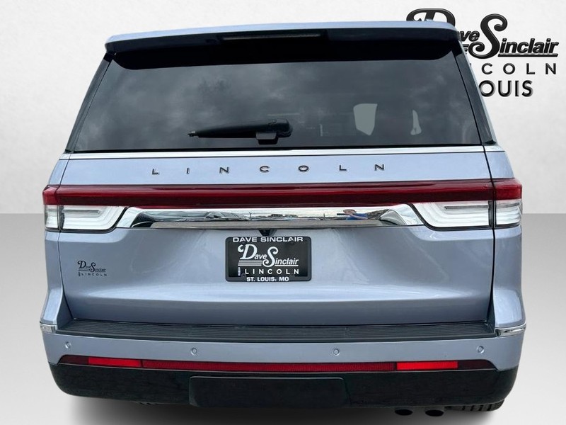 Lincoln Navigator Vehicle Full-screen Gallery Image 06