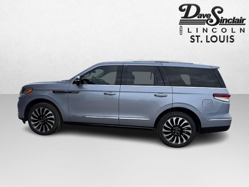 Lincoln Navigator Vehicle Full-screen Gallery Image 09