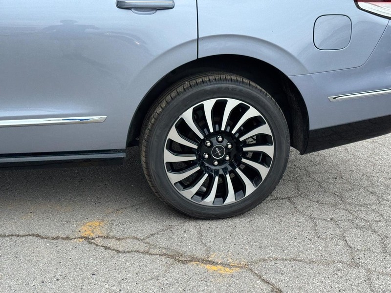 Lincoln Navigator Vehicle Full-screen Gallery Image 10