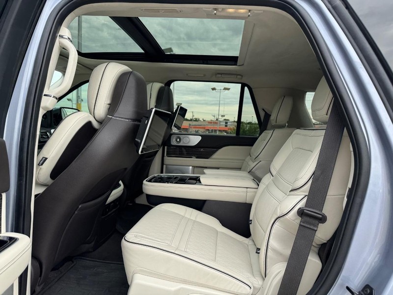 Lincoln Navigator Vehicle Full-screen Gallery Image 11