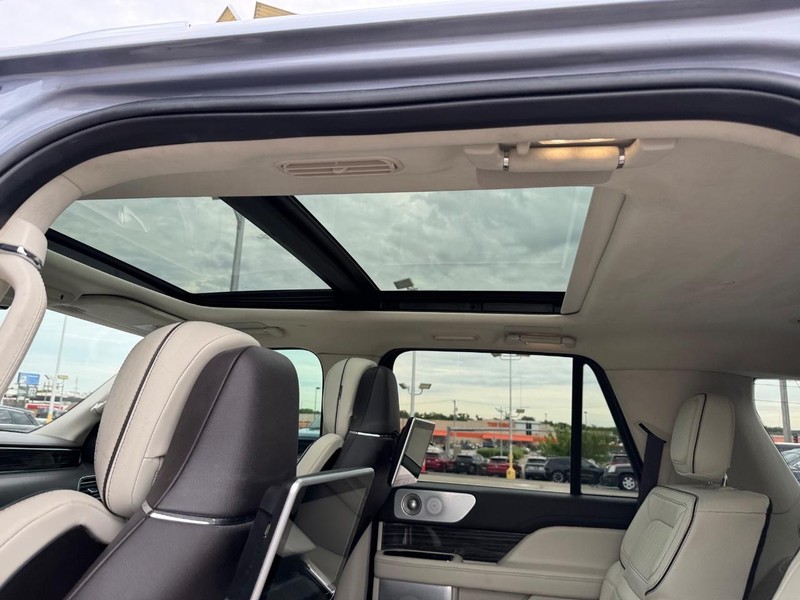 Lincoln Navigator Vehicle Full-screen Gallery Image 12