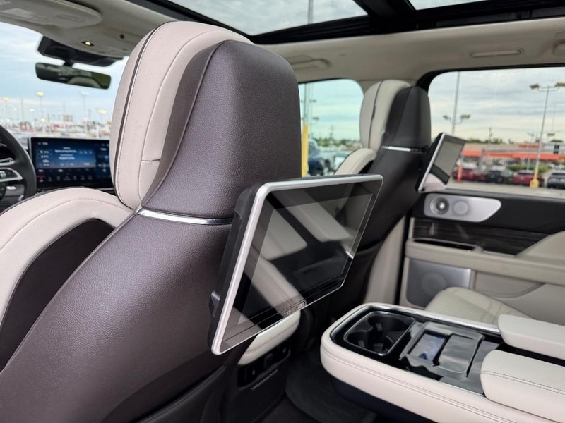 Lincoln Navigator Vehicle Full-screen Gallery Image 13