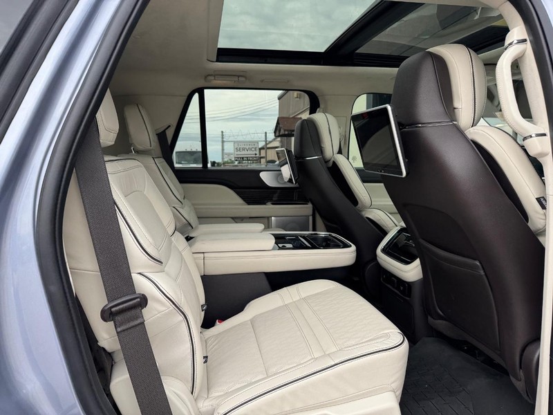 Lincoln Navigator Vehicle Full-screen Gallery Image 14