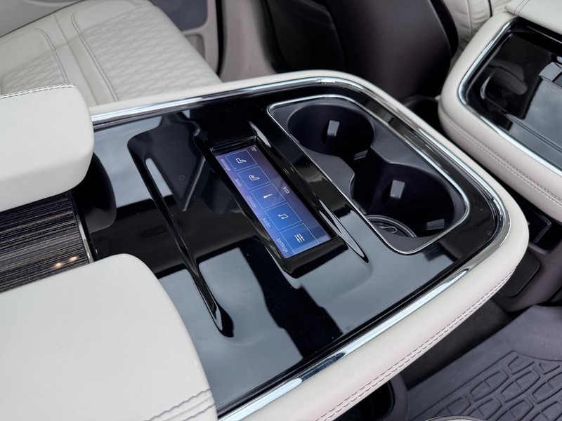 Lincoln Navigator Vehicle Full-screen Gallery Image 15