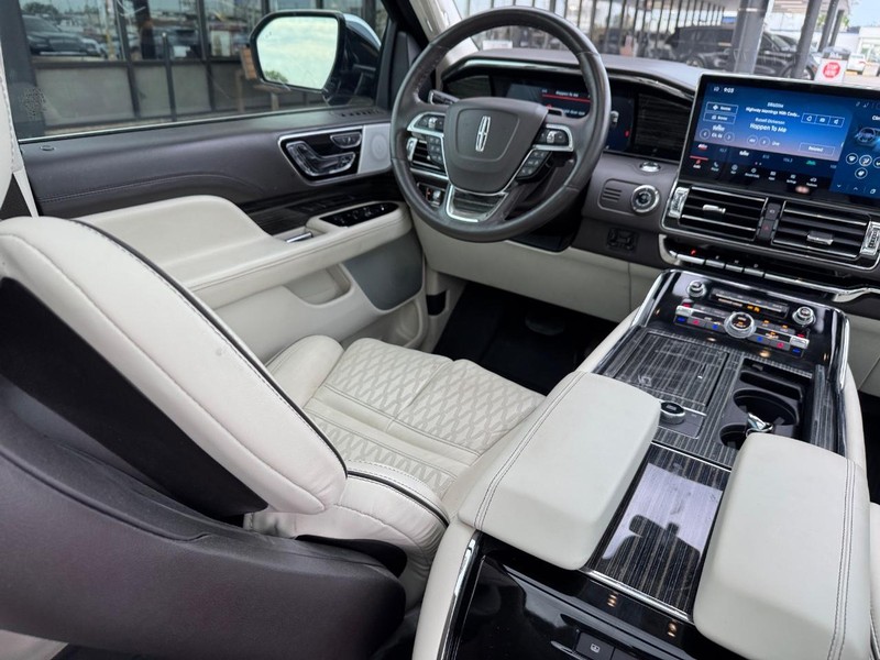 Lincoln Navigator Vehicle Full-screen Gallery Image 16
