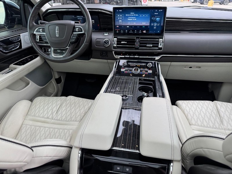 Lincoln Navigator Vehicle Full-screen Gallery Image 17