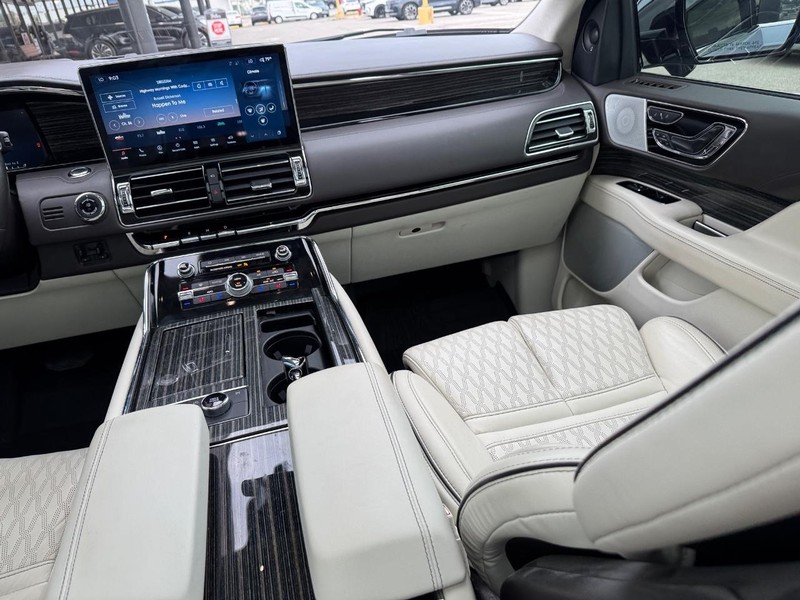 Lincoln Navigator Vehicle Full-screen Gallery Image 18
