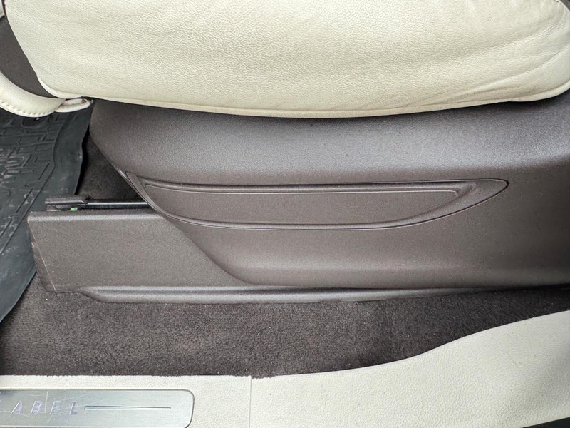 Lincoln Navigator Vehicle Full-screen Gallery Image 19