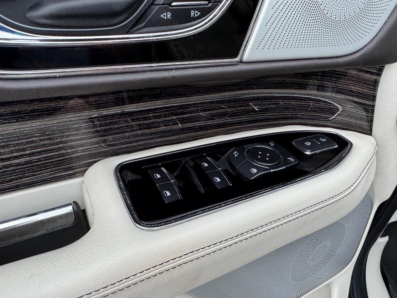 Lincoln Navigator Vehicle Full-screen Gallery Image 20