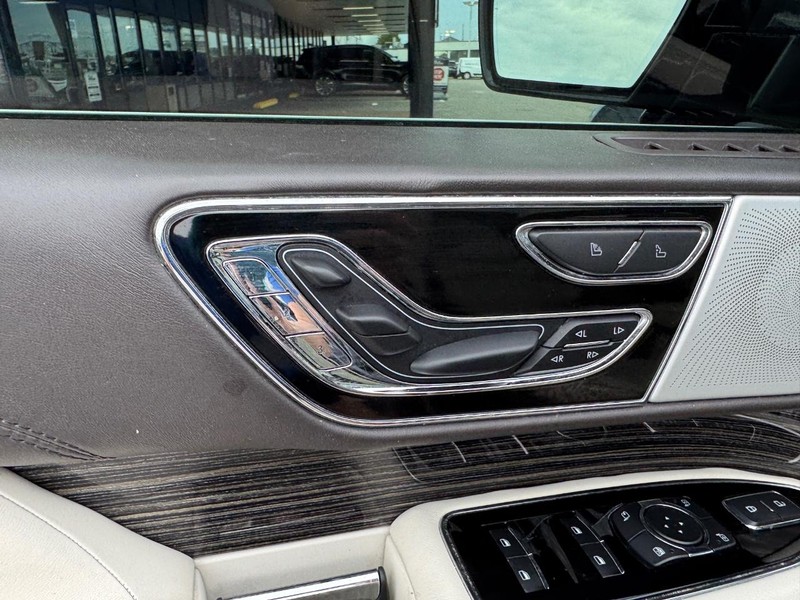 Lincoln Navigator Vehicle Full-screen Gallery Image 21
