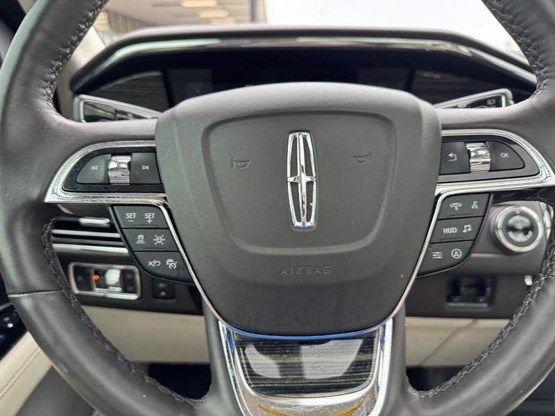 Lincoln Navigator Vehicle Full-screen Gallery Image 22