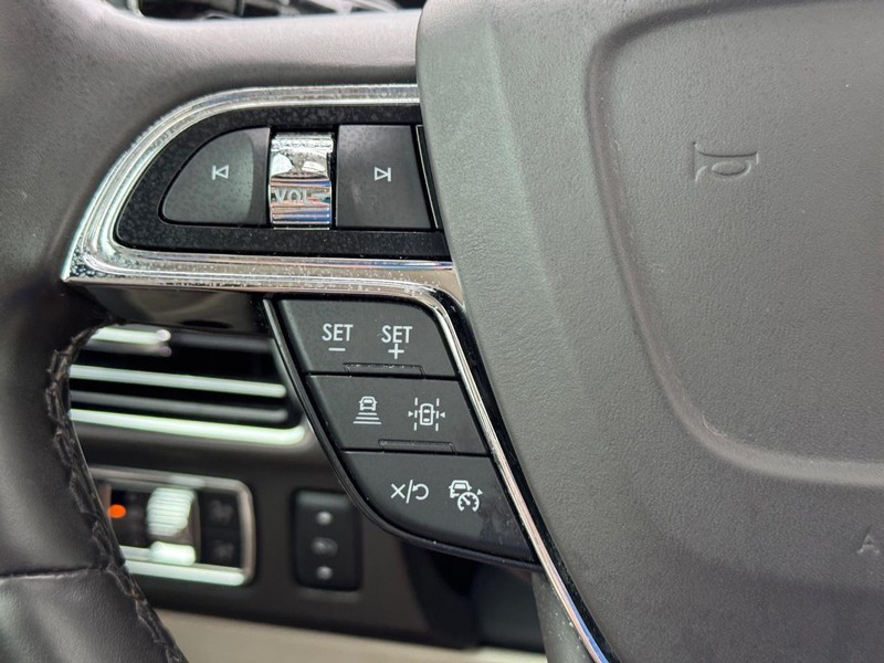 Lincoln Navigator Vehicle Full-screen Gallery Image 23