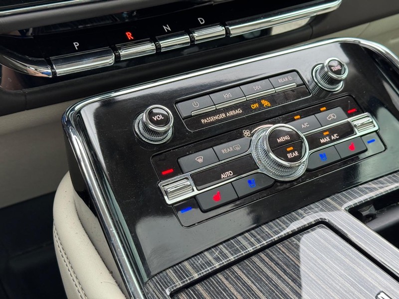Lincoln Navigator Vehicle Full-screen Gallery Image 26