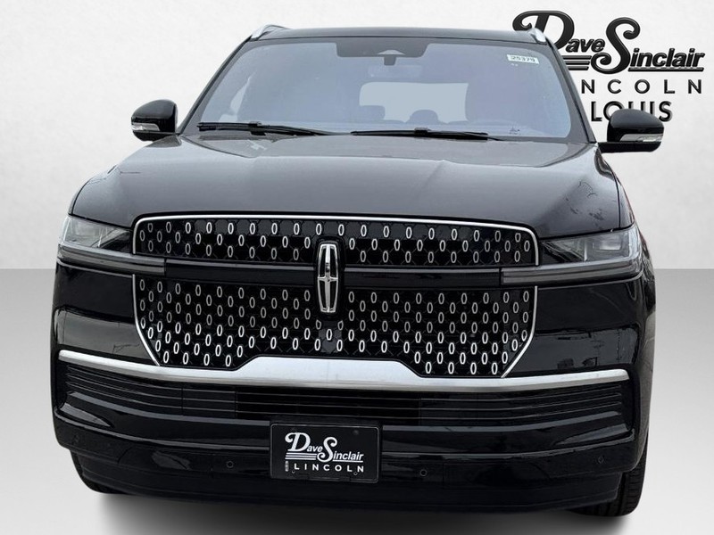 Lincoln Navigator L Vehicle Full-screen Gallery Image 02