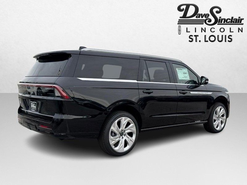 Lincoln Navigator L Vehicle Full-screen Gallery Image 05
