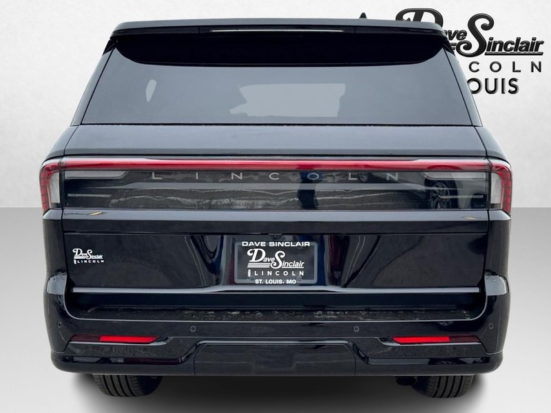 Lincoln Navigator L Vehicle Full-screen Gallery Image 06