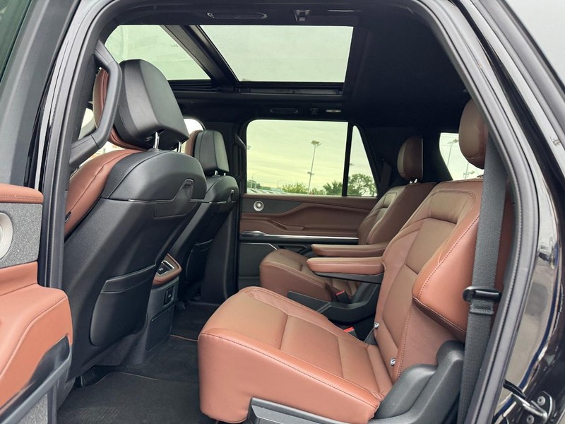 Lincoln Navigator L Vehicle Full-screen Gallery Image 11