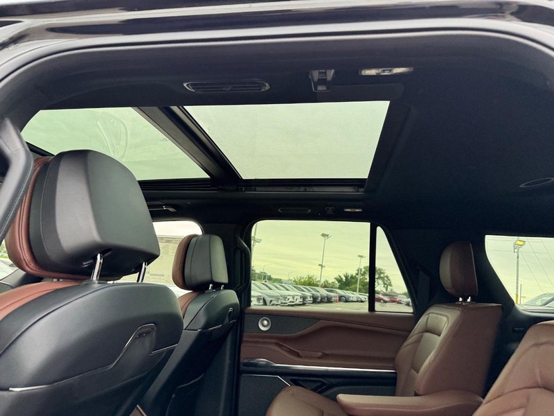 Lincoln Navigator L Vehicle Full-screen Gallery Image 12