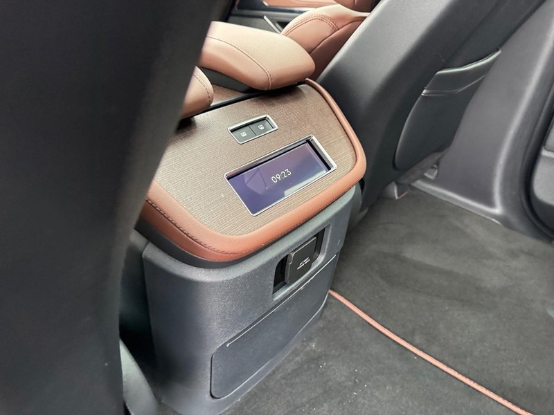 Lincoln Navigator L Vehicle Full-screen Gallery Image 13