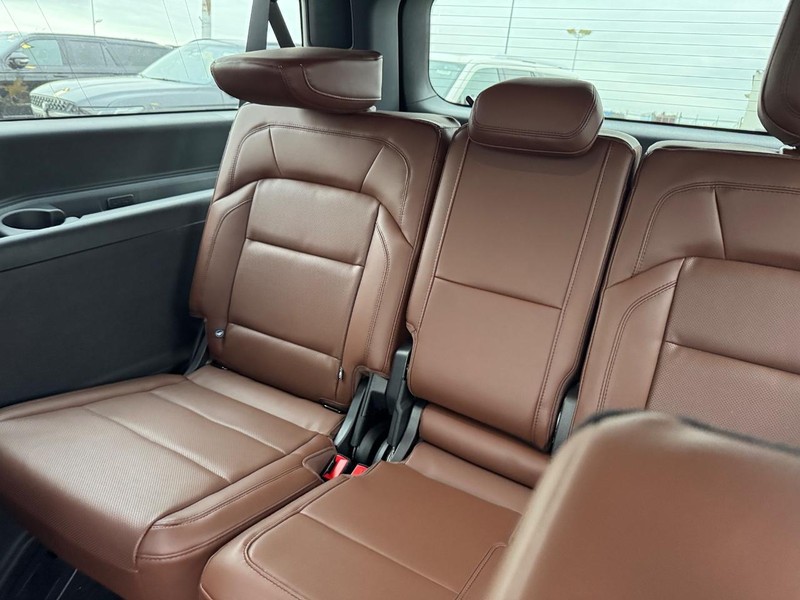 Lincoln Navigator L Vehicle Full-screen Gallery Image 14