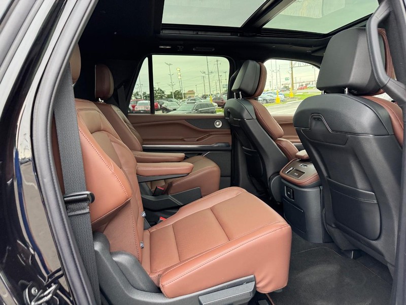 Lincoln Navigator L Vehicle Full-screen Gallery Image 15