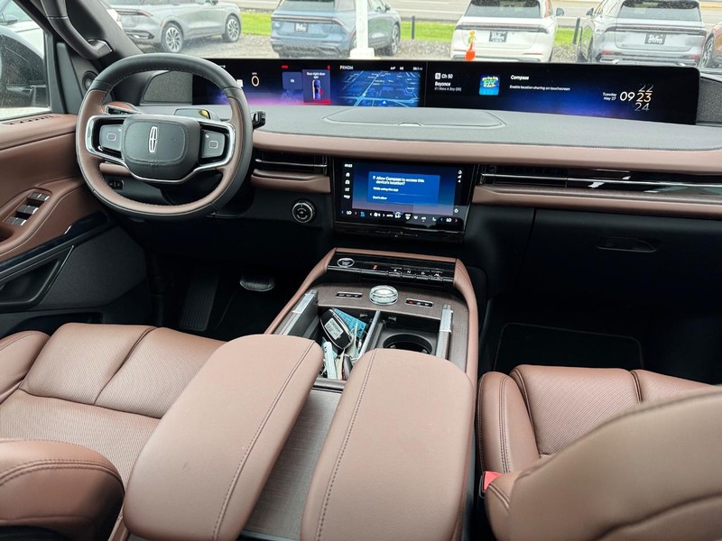 Lincoln Navigator L Vehicle Full-screen Gallery Image 16