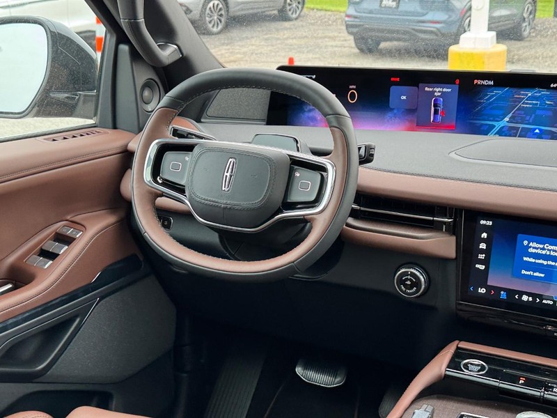 Lincoln Navigator L Vehicle Full-screen Gallery Image 17