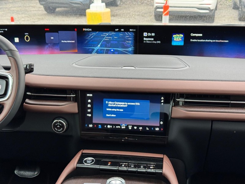 Lincoln Navigator L Vehicle Full-screen Gallery Image 18