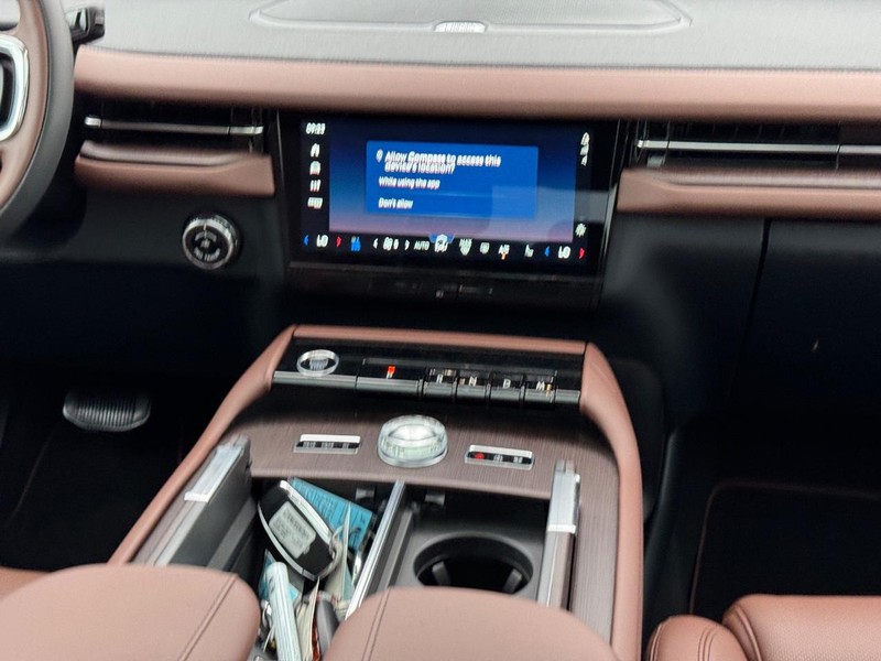 Lincoln Navigator L Vehicle Full-screen Gallery Image 19