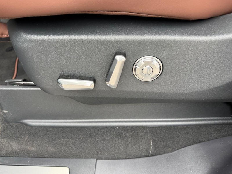 Lincoln Navigator L Vehicle Full-screen Gallery Image 20