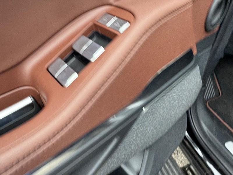 Lincoln Navigator L Vehicle Full-screen Gallery Image 21
