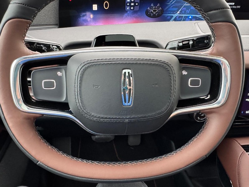 Lincoln Navigator L Vehicle Full-screen Gallery Image 22