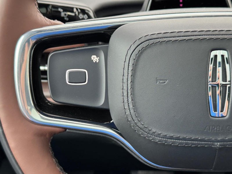 Lincoln Navigator L Vehicle Full-screen Gallery Image 23