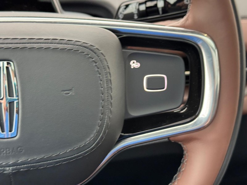 Lincoln Navigator L Vehicle Full-screen Gallery Image 24