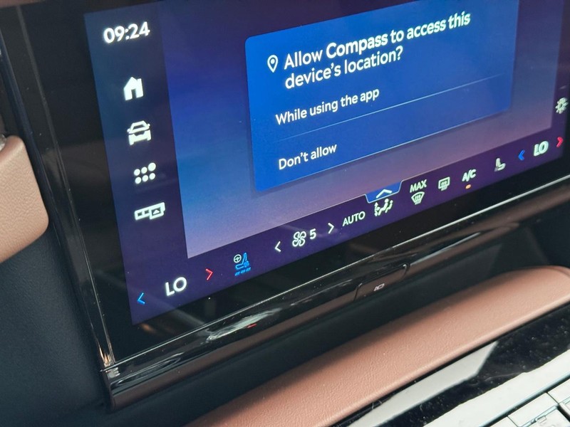 Lincoln Navigator L Vehicle Full-screen Gallery Image 25