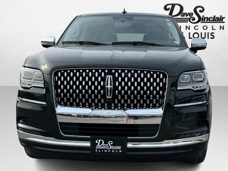 Lincoln Navigator Vehicle Full-screen Gallery Image 02