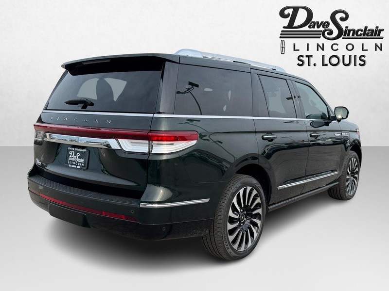 Lincoln Navigator Vehicle Full-screen Gallery Image 05