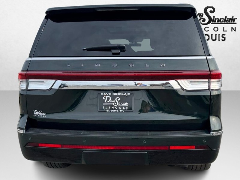 Lincoln Navigator Vehicle Full-screen Gallery Image 06
