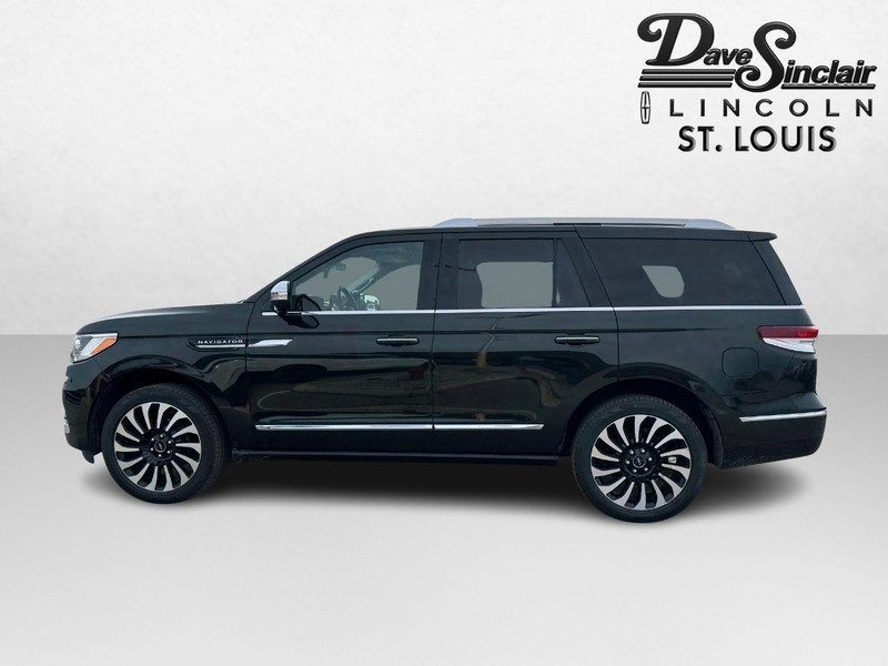 Lincoln Navigator Vehicle Full-screen Gallery Image 09