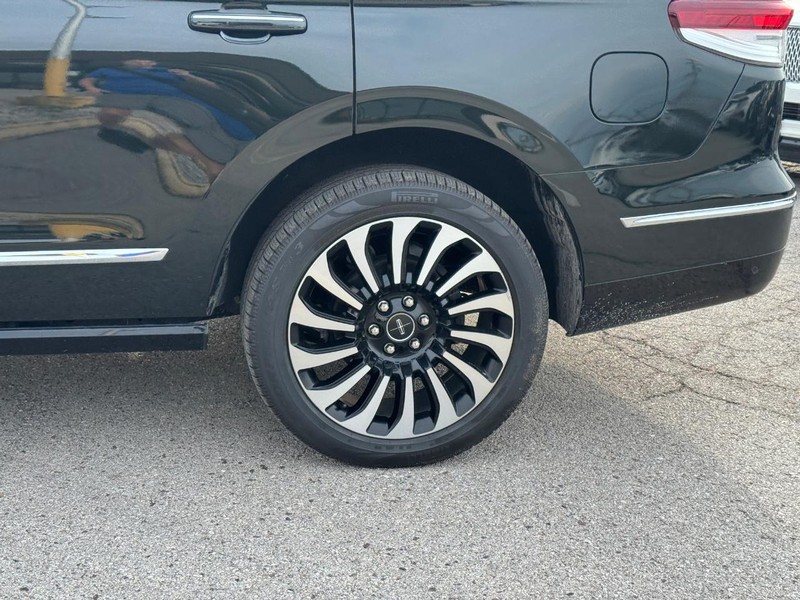 Lincoln Navigator Vehicle Full-screen Gallery Image 10