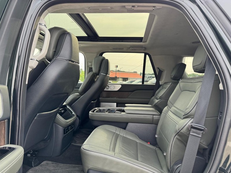 Lincoln Navigator Vehicle Full-screen Gallery Image 11