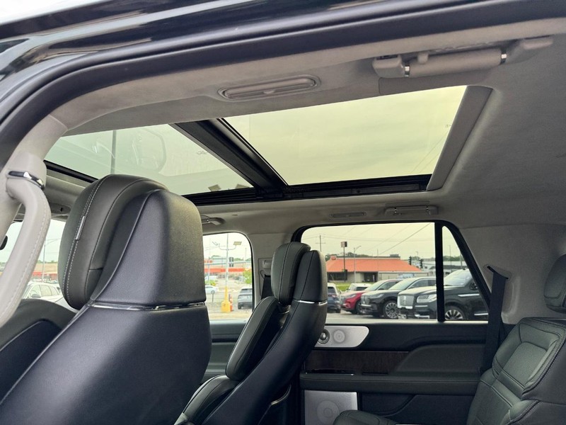 Lincoln Navigator Vehicle Full-screen Gallery Image 12