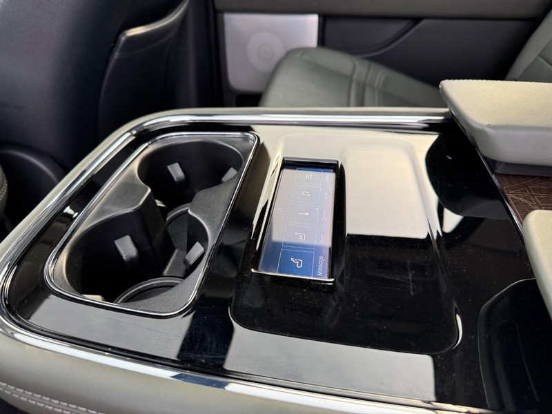 Lincoln Navigator Vehicle Full-screen Gallery Image 13