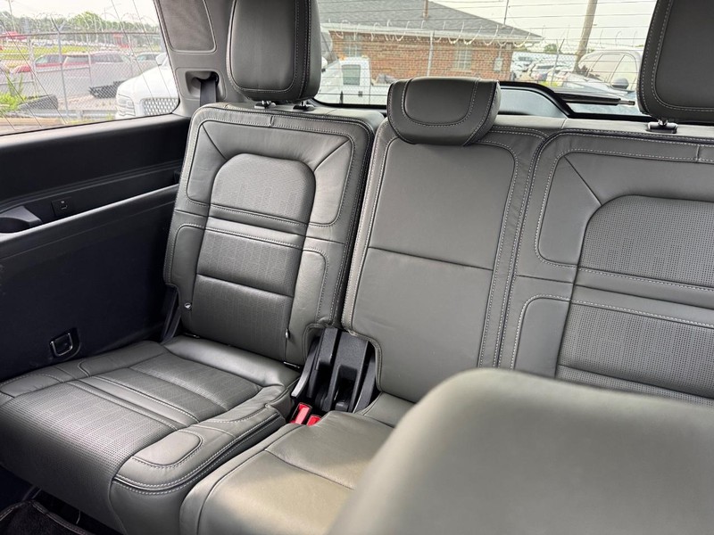 Lincoln Navigator Vehicle Full-screen Gallery Image 14